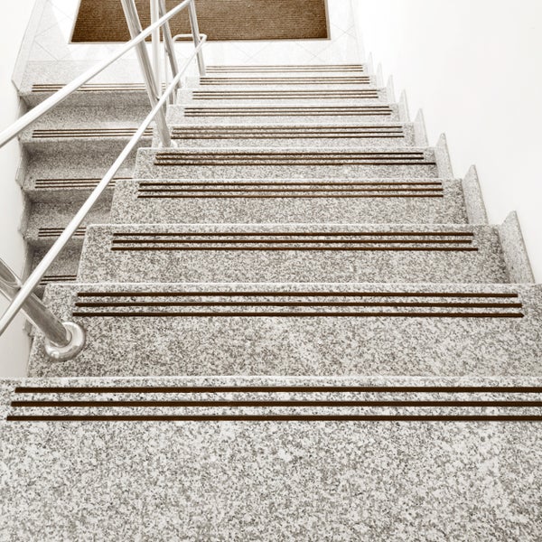 Treppe mit Edelstahlgeländer und Sicherheitsstreifen