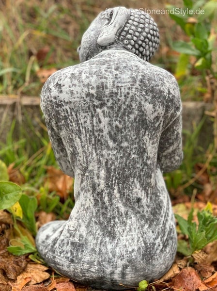 Steinfigur sitzender Buddha für den Garten aus witterungsbeständigem Material