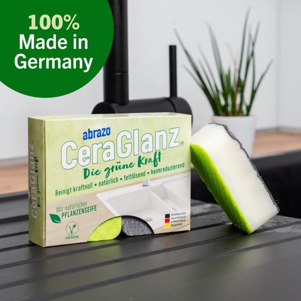 abrazo CeraGlanz Reinigungsschwamm mit Verpackung in einer hellen Küche. Zu 100 Prozent in Deutschland hergestellt, vegan und mit Pflanzenseife.