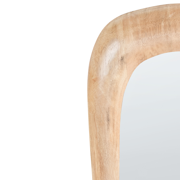 Detailansicht eines Spiegels mit Holzrahmen