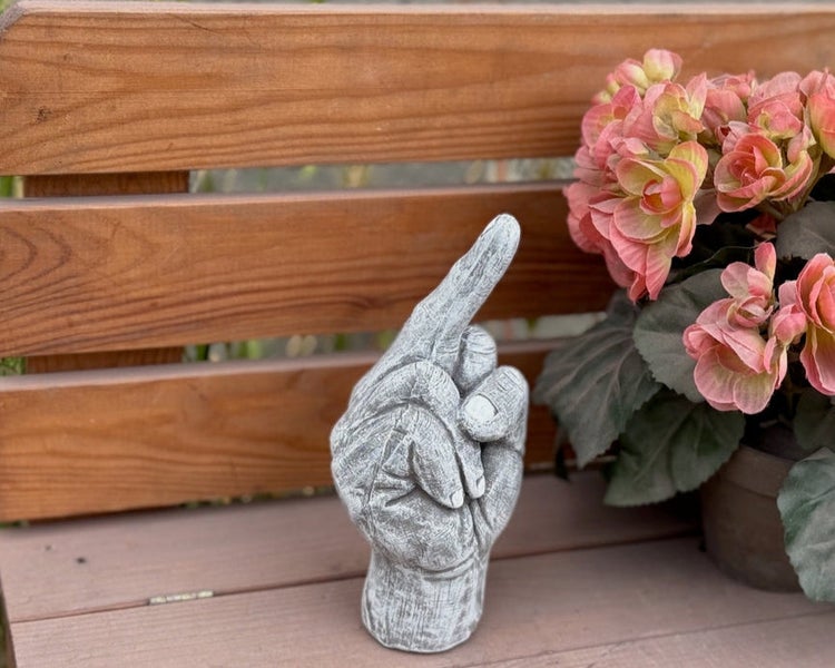 Dekorative Gartenfigur in Handform mit ausgestrecktem Zeigefinger aus wetterfestem Material zur Gartendekoration.