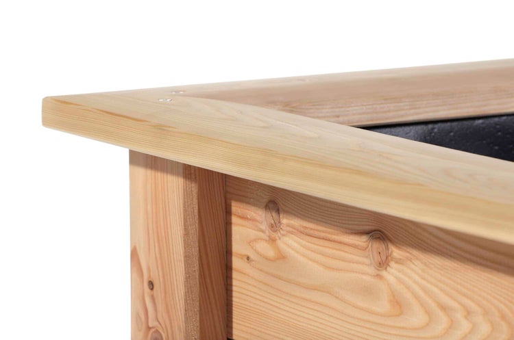 Detailansicht der Ecke eines Hochbeetes aus Holz mit sichtbarer Maserung und Innenauskleidung.