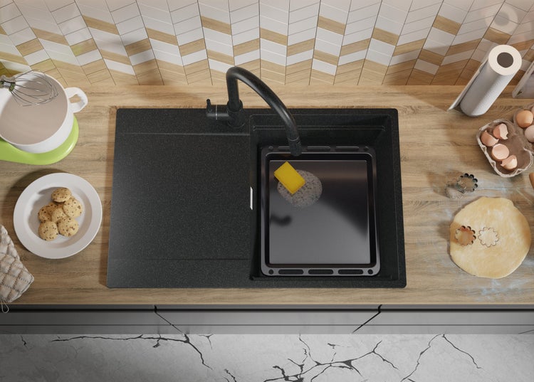 Küchenszene mit Spüle, Armatur, Geschirr und Zutaten zum Backen von Keksen.