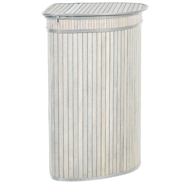 Eck-Wäschekorb aus hellgrauen Bambuslamellen mit Deckel in einem hellen Badezimmer vor einer Wand in Holzoptik.