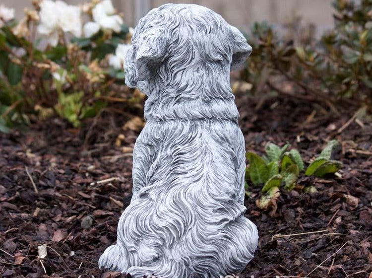 Gartenfigur Hund aus Kunststein in detaillierter Felloptik zur Dekoration im Garten oder auf der Terrasse.