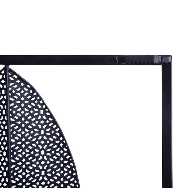 Schlafzimmer mit gemustertem Teppich, Nachttisch und Bett