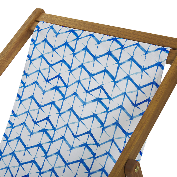 Detailansicht eines Liegestuhls mit blau gemustertem Bezug