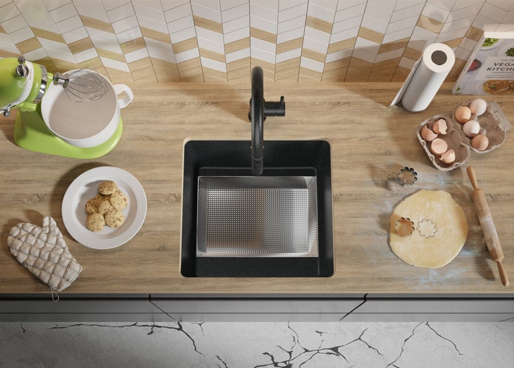 Küchenszene mit Spüle, Armatur, Teig und Backutensilien von oben