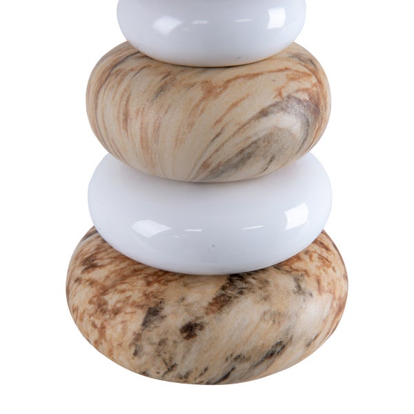Dekorationsartikel: Stapel aus runden Steinen in Holzoptik und weißen Steinen