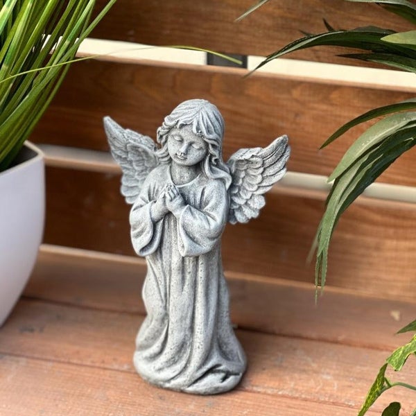 Steinfigur Engel mit gefalteten Händen als Dekoration für den Garten