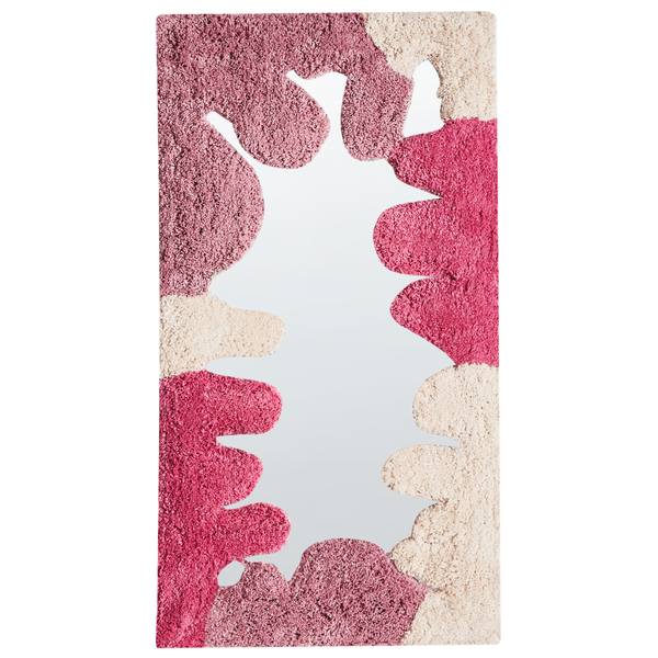 Detailansicht eines Spiegels mit rosafarbenem und hellem, wolligem Rand