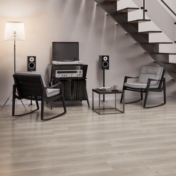 Wohnzimmer mit Plattenspieler, Lautsprechern, Sesseln und Treppe