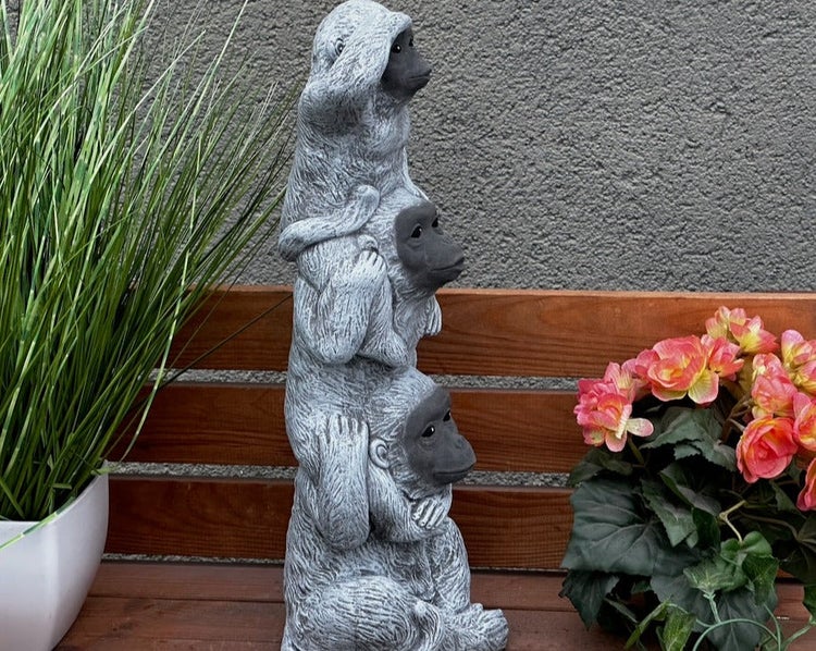 Gartenfigur Drei weise Affen übereinander gestapelt in Steinoptik, wetterfeste Dekoration für den Außenbereich.