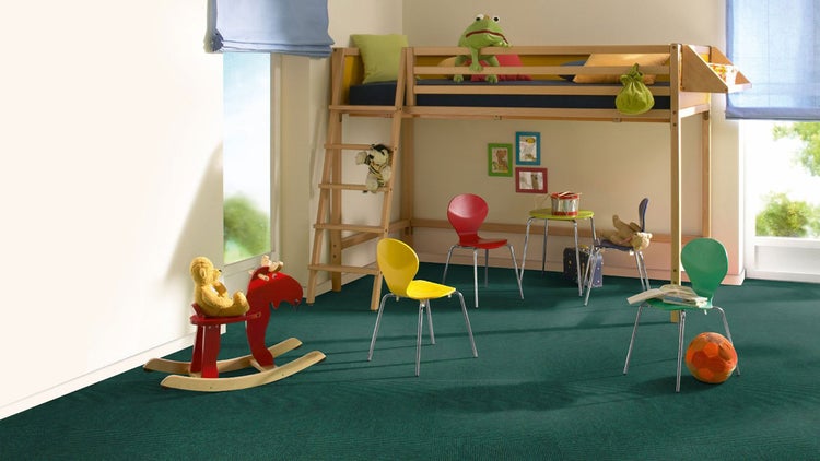 Teppichfliesen verlegt in einem hellen Kinderzimmer mit Hochbett, Schaukel-Elch und verschiedenen Sitzmöbeln.