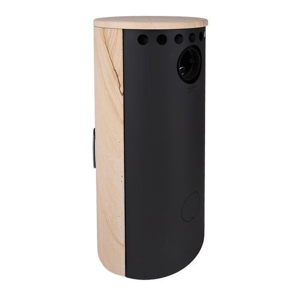 Runder Kaminofen mit Steinverkleidung und Abgasanschluss für das Heizen mit Holz.