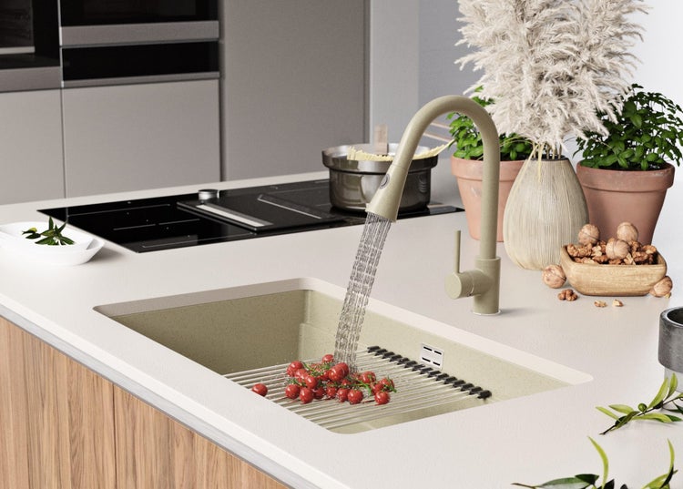 Moderne Küche mit Spüle, Armatur und Gemüserollrost