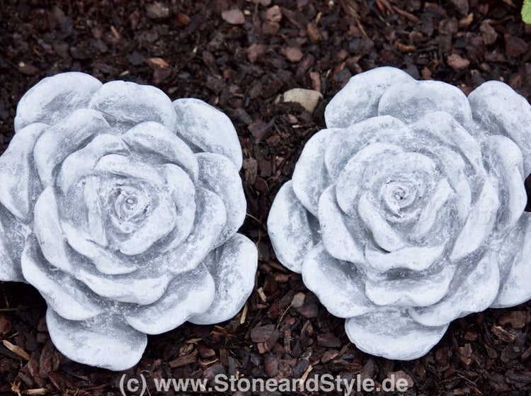 Zwei Rosenblüten aus Steinguss als dekorative Gartenfiguren für die Außengestaltung