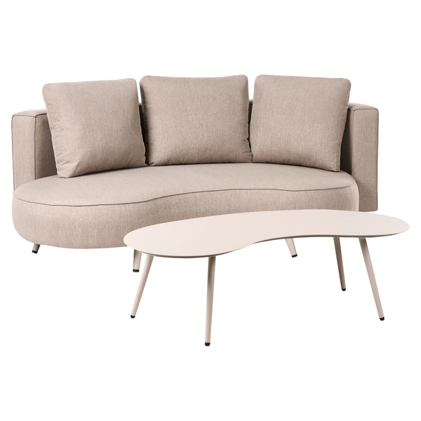 Sofa mit drei Kissen und einem Couchtisch