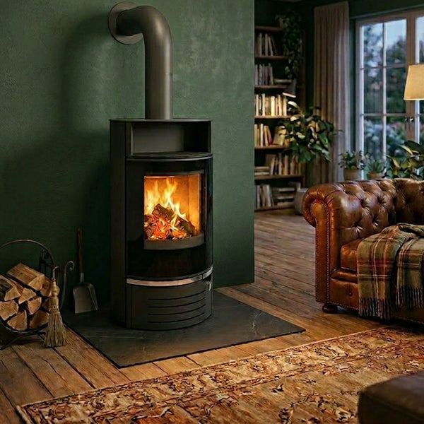 Moderner Kaminofen in gemütlichem Wohnzimmer mit brennendem Feuer, Ledersofa, Holzboden und Kaminbesteck vor dunkler Wand.