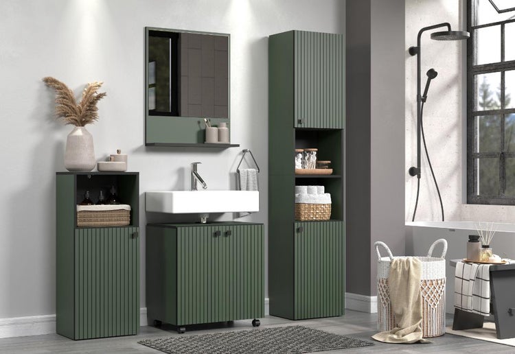 Modernes Badezimmermöbel-Set in Grün mit Lamellenoptik, bestehend aus Waschbeckenunterschrank, Hochschrank, Beistellschrank und Spiegel mit Ablage.