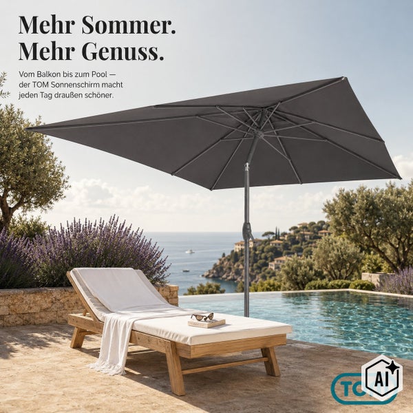 TOM Sonnenschirm neben einer Holzliege am Pool vor einer mediterranen Küstenlandschaft.