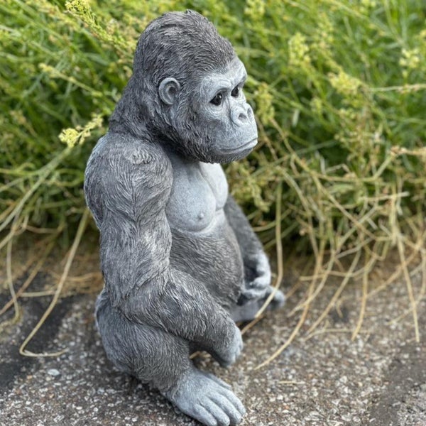 Dekorative Gorilla Gartenfigur aus wetterfestem Kunststein für den Außenbereich