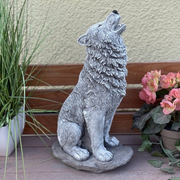 Gartenfigur Wolf heulend aus Steinguss für den Außenbereich