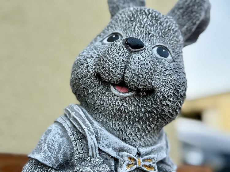 Gartenfigur Hase in detailreicher Steinoptik mit Kleidung für die Frühlings- und Osterdekoration im Außenbereich.