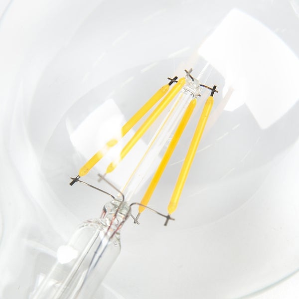 Detailaufnahme einer LED-Lampe mit Glühfadenoptik