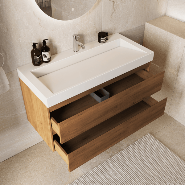 Moderner Badezimmer-Waschtisch aus Holz mit zwei offenen Schubladen und einem integrierten weißen Waschbecken samt verchromter Armatur.