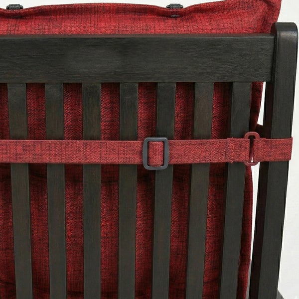 Rückansicht eines Stuhls mit Holzrahmen und gepolstertem Rückenkissen, das mit einem Gurt befestigt ist