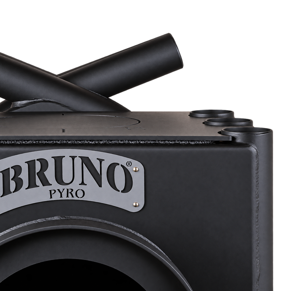 Detailansicht eines Bruno Pyro Kaminofens mit markantem Firmenlogo und integrierten Konvektionsrohren aus robustem Stahl