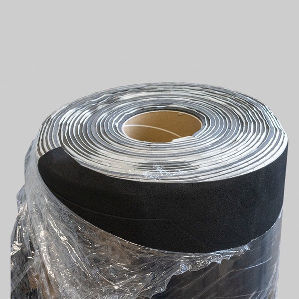 Rolle mit Dämmstoff aus Schaumstoff mit Aluminiumbeschichtung für die Trittschalldämmung.