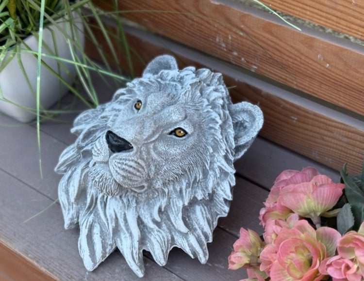 Dekorative Gartenfigur in Form eines Löwenkopfes aus wetterfestem Material zur Wandbefestigung als stilvolles Element für den Außenbereich.