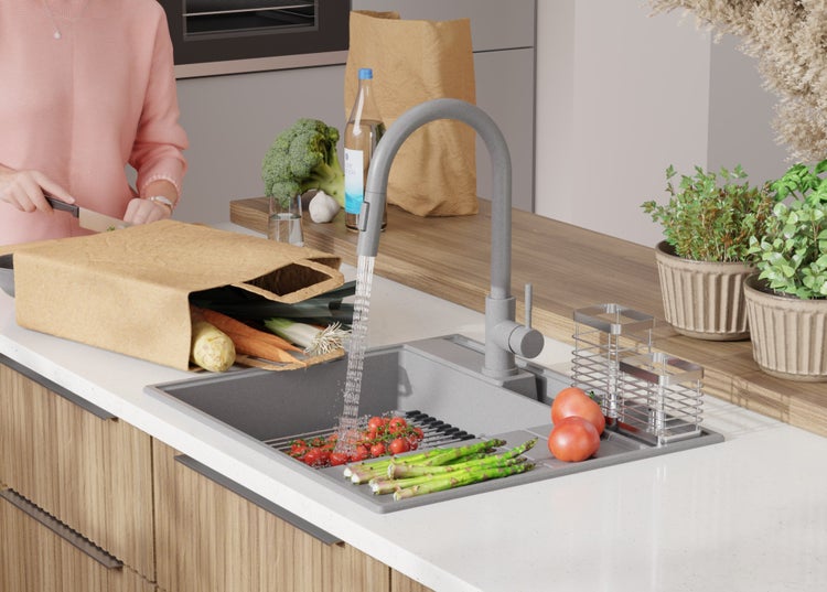 Küchenszene mit Spüle, Armatur und Gemüse zur Vorbereitung von Speisen