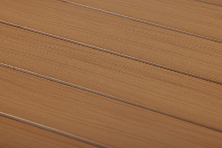 Braune Terrassendiele mit Holzmaserung und feinen, parallel verlaufenden Riffelungen.