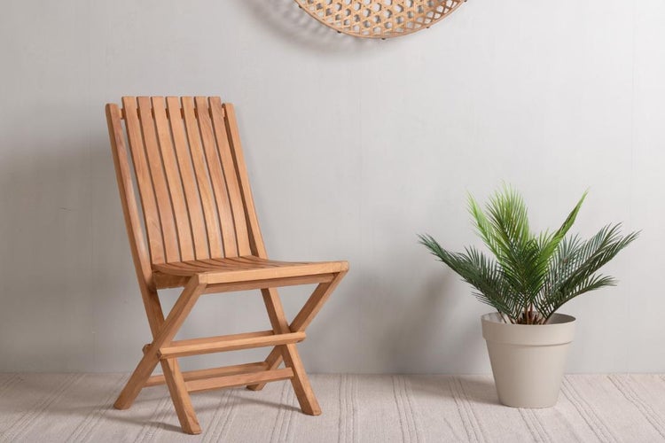 Gartenszene mit einem Klappstuhl aus Holz und einer Topfpflanze