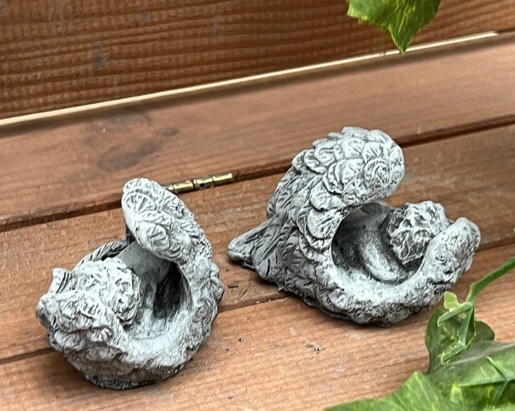 Zwei kleine Deko Engel Figuren aus Steinguss für den Gartenbereich