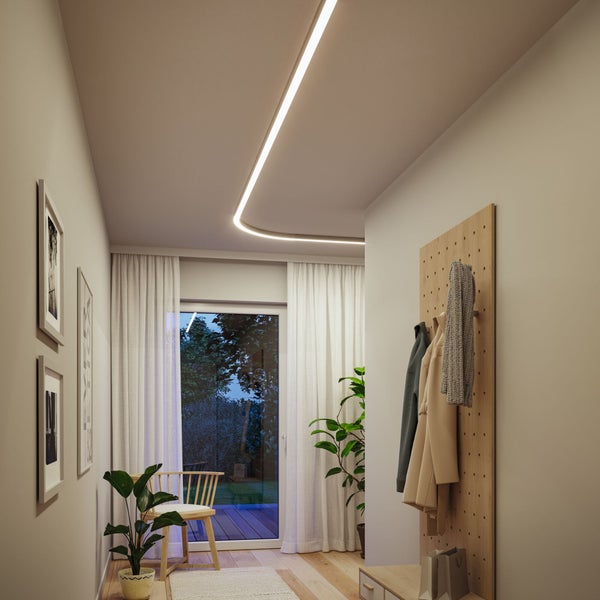 Moderne Flurgestaltung mit einer geschwungenen LED Deckenleuchte, einer Holz Lochwand als Garderobe, Zimmerpflanzen und Blick auf eine Terrasse.