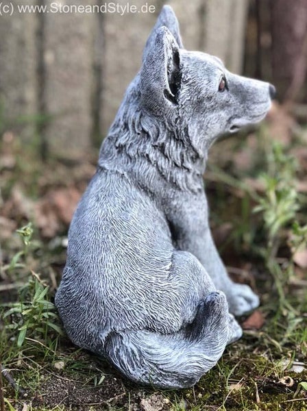 Gartenfigur Wolf aus Steinguss sitzend für den Außenbereich