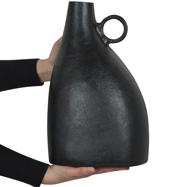 Schwarze dekorative Vase mit Henkel in Händen