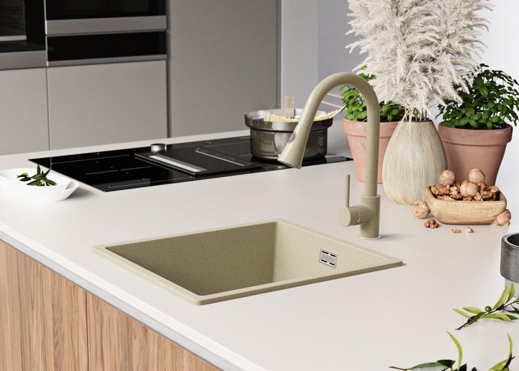 Küchenspüle mit Armatur in einem modernen Küchendesign.