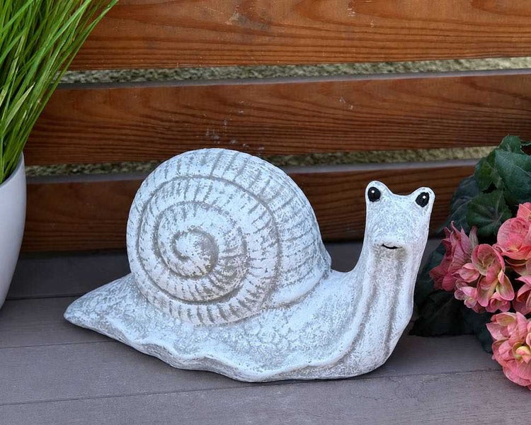 Dekorative Schneckenfigur aus Stein für den Garten als wetterfeste Gartendekoration.