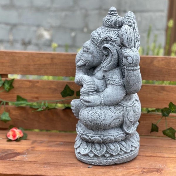 Ganesha Gartenfigur aus Steinguss in sitzender Position mit detaillierten Verzierungen zur Dekoration
