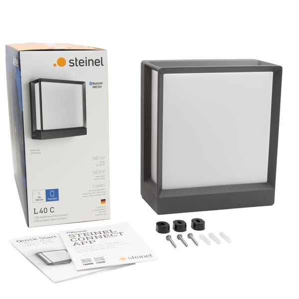 Steinel LED-Außenleuchte L 40 C mit Verpackung, Montagematerial und Anleitungen.