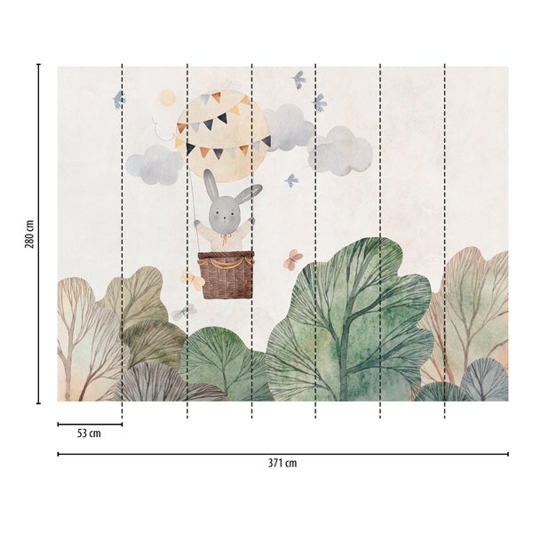 Vlies-Fototapete für Kinder mit Hasen im Heißluftballon über Bäumen, Breite 371 Zentimeter, Höhe 280 Zentimeter, in 7 Bahnen zu je 53 Zentimeter.