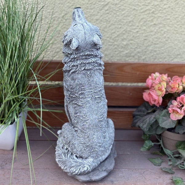 Dekorative Gartenfigur eines heulenden Wolfes aus Kunststein in detailreicher Optik für den Außenbereich.