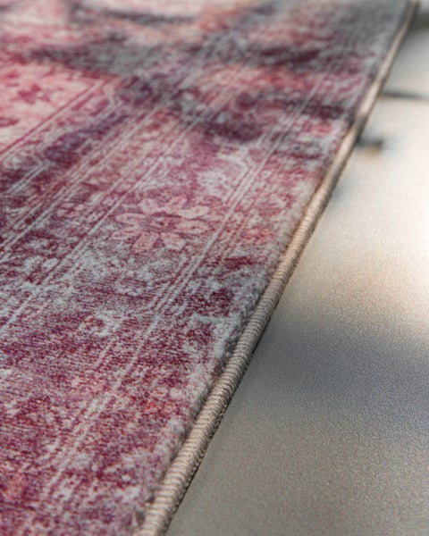 Teppich mit Vintage-Design und orientalischem Muster, Detailaufnahme der gekettelten Kante und der gewebten Struktur.