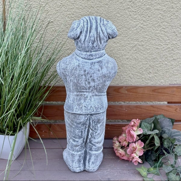 Gartenfigur Hund aus Stein in stehender Position als Gartendekoration für den Außenbereich.
