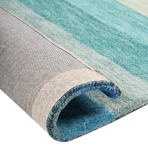 Tischleuchte mit plissiertem Schirm neben Kunstpflanze auf Holzkommode unter gerahmtem Bild